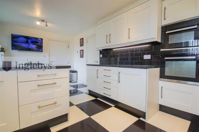4 bed Detached for sale Image 12