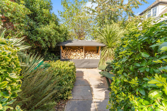8 Newlands Close-13