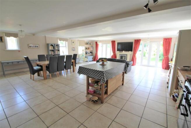 KITCHEN DINING FAMILY ROOM