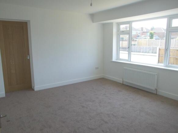 Bedroom / Dining Roo