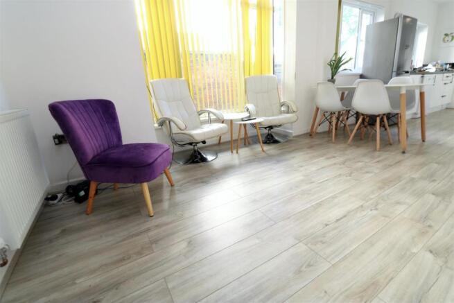 Lounge 1.jpg