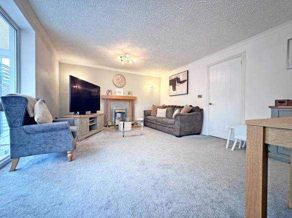 Waring Close, TIPTON, DY4 9NW photo 4