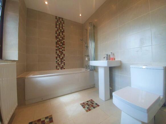 Bedroom 4 ensuite.jpg