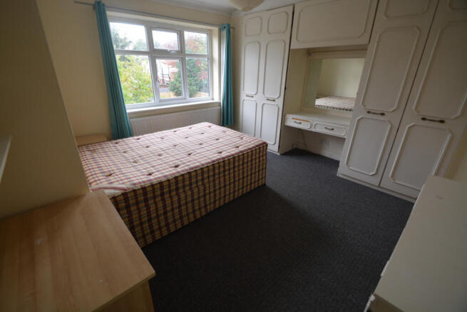 4 bed House to rent Image 9