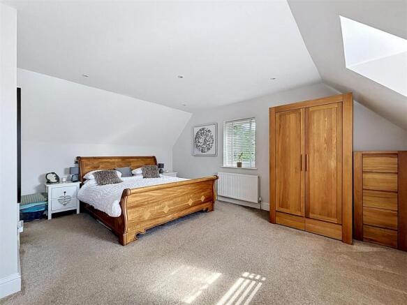 4 bed Detached for sale Image 11