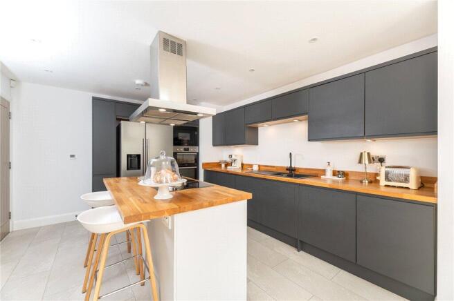 5 bed Semi-Detached for sale Image 9