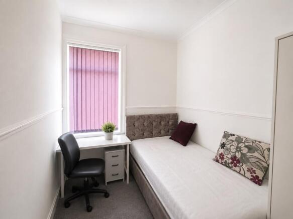 4 bed House to rent Image 6