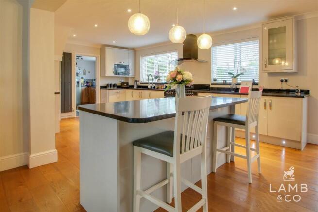 KITCHEN/BREAKFAST ROOM: