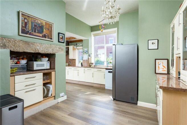 6 bed Semi-Detached for sale Image 8