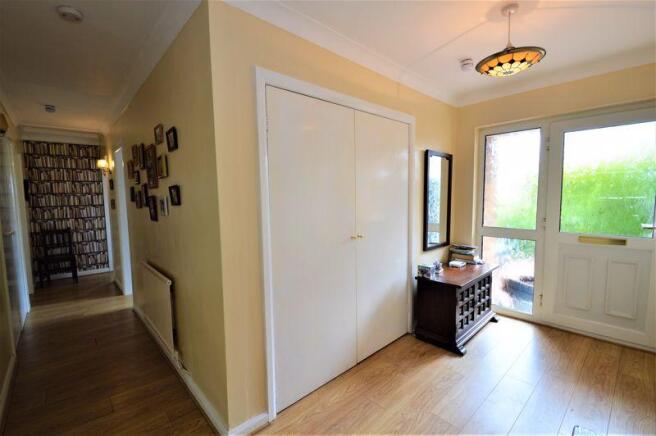 L-SHAPED HALLWAY