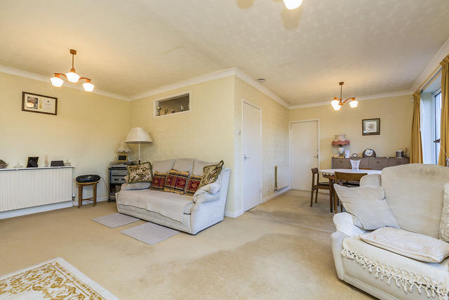 Lounge & Dining Area