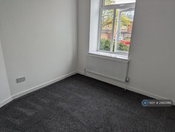 2 bed Terraced to rent Image 5