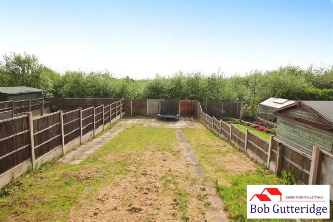 LARGE ENCLOSED REAR GARDEN