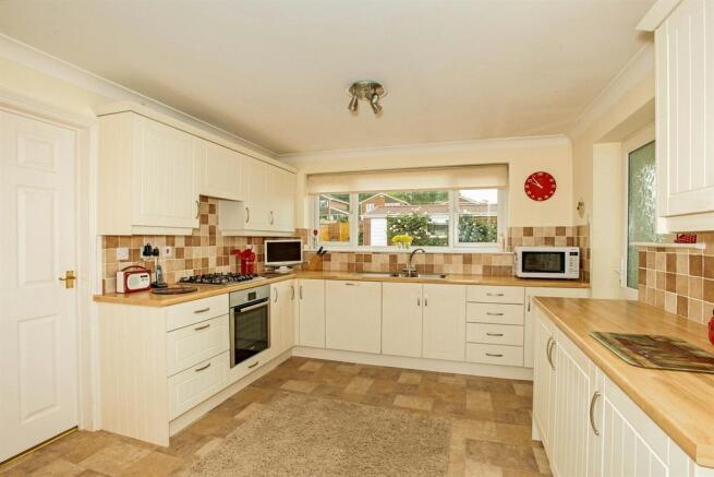 Fitted Kitchen/ Breakfast Room