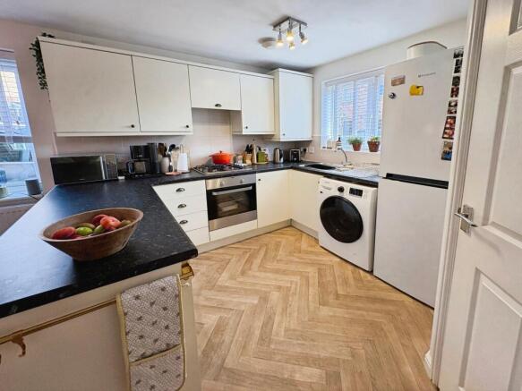 3 bed Semi-Detached for sale Image 4