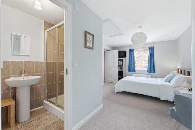 4 bed Detached for sale Image 9