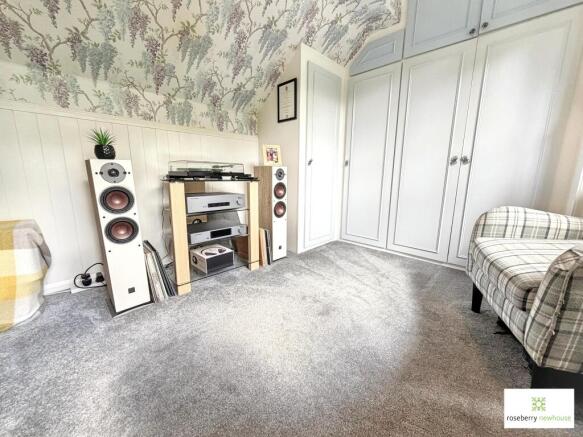 4 bed Bungalow for sale Image 11