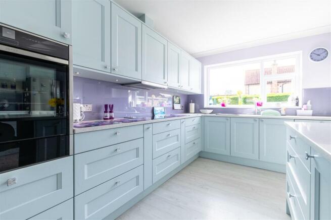 Additional kitchen photos