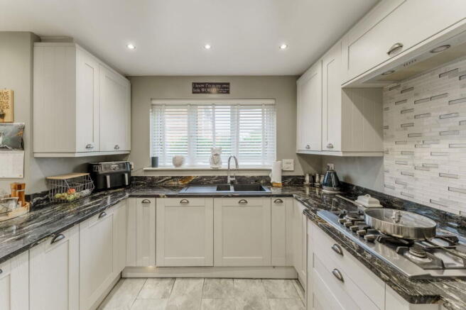 4 bed Detached for sale Image 10