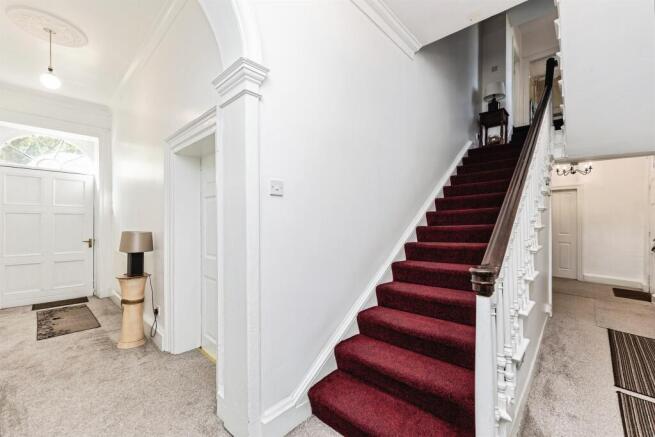 5 bed Semi-Detached for sale Image 11