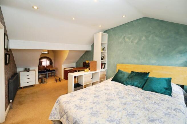 3 bed Flat for sale Image 8