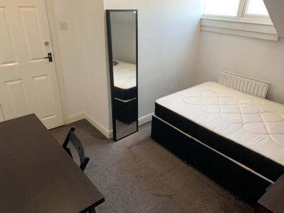 4 bed House to rent Image 6