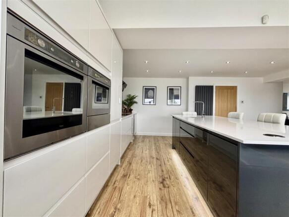 5 bed Detached for sale Image 8