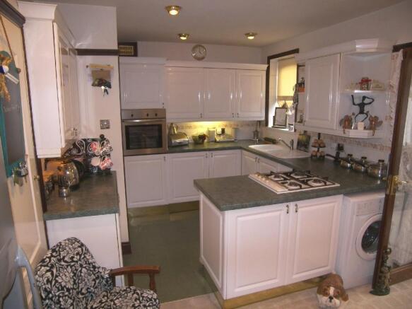 KITCHEN/BREAKFAST