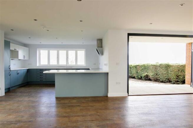 KITCHEN FAMILY ROOM