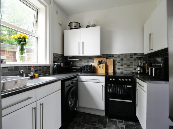 4 bed Semi-Detached for sale Image 5