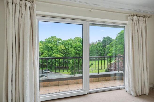 3 bed Apartment for sale Image 4