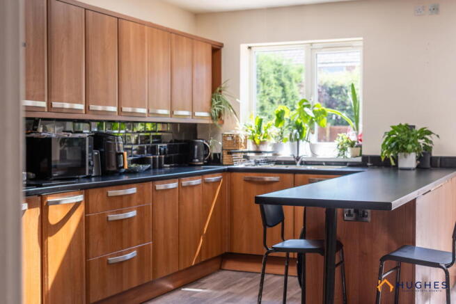 5 bed Semi-Detached for sale Image 9
