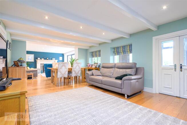 5 bed Detached for sale Image 9