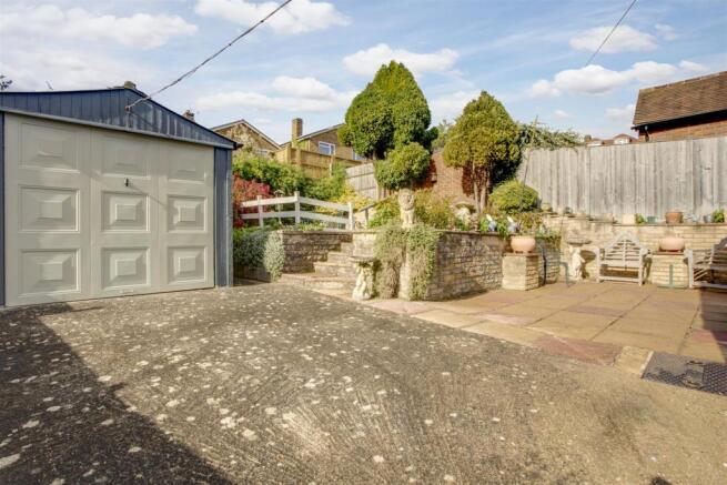 18 Kendalls Close Driveway & Garage.jpg