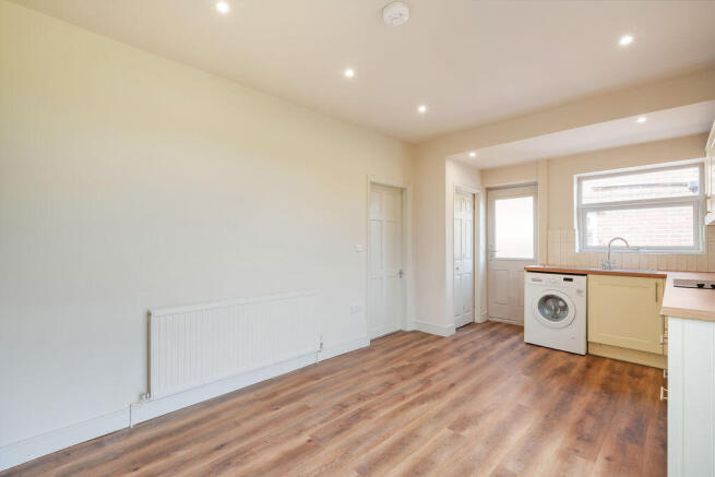 3 bed Semi-Detached to rent Image 9