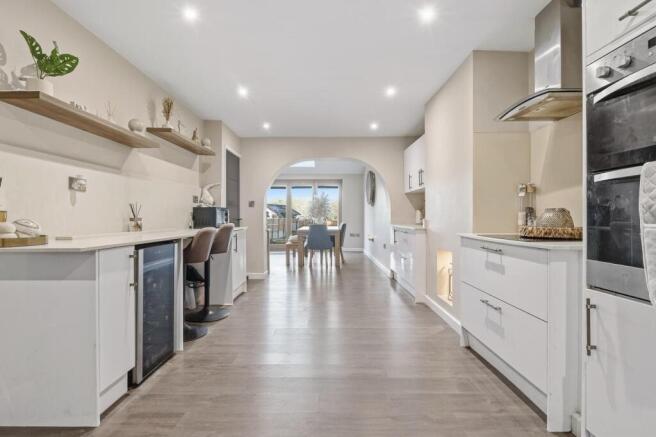 KITCHEN  / FACING DI