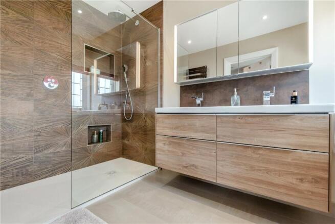 6 bed Detached for sale Image 12