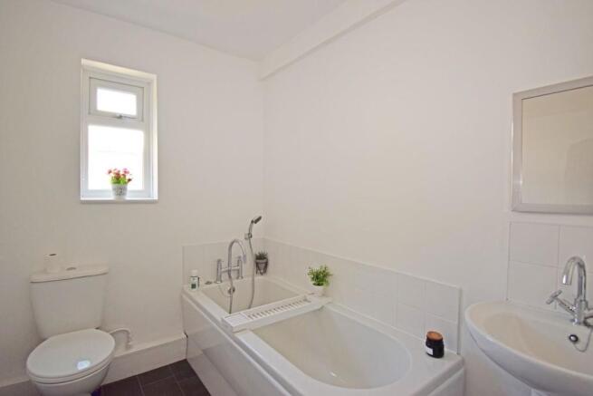 111a Broad Street, bathroom.jpg