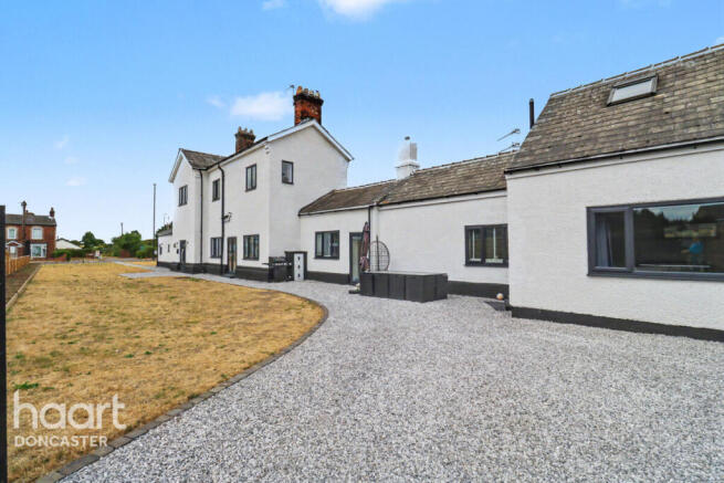 5 bed Detached for sale Image 4