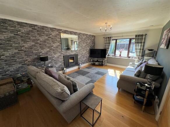 4 bed Detached for sale Image 7