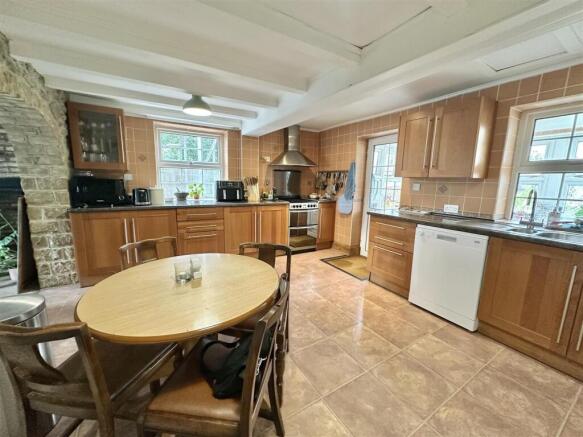 4 bed Detached for sale Image 8