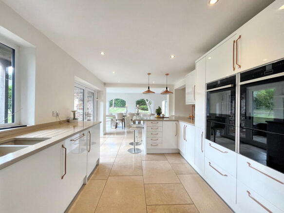 5 bed Detached for sale Image 11