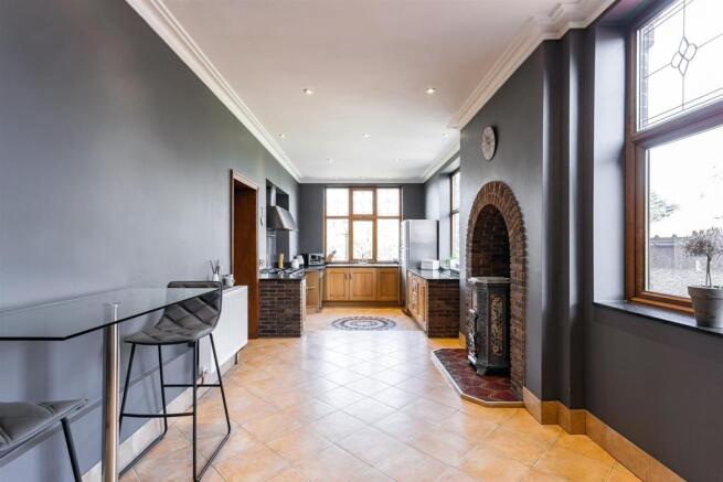 Spacious Dining Kitchen