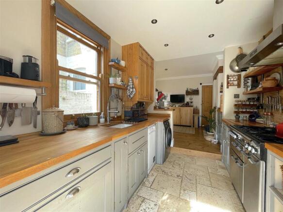 Kitchen (2).jpeg