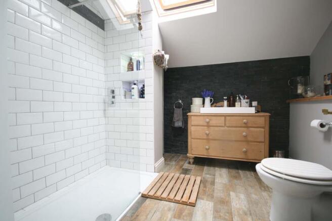 ENSUITE SHOWER ROOM/WC