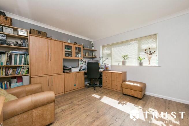 5 bed Detached for sale Image 12