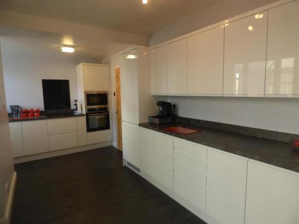 KITCHEN 15 MEADOW LANE JUNE 2022.JPG