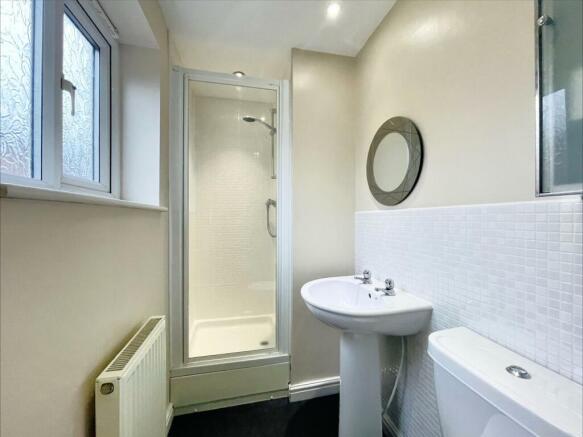EN-SUITE SHOWER ROOM