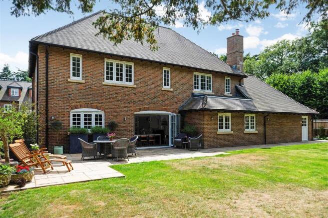 4 bedroom detached house for sale in Chequers Lane, Walton On The