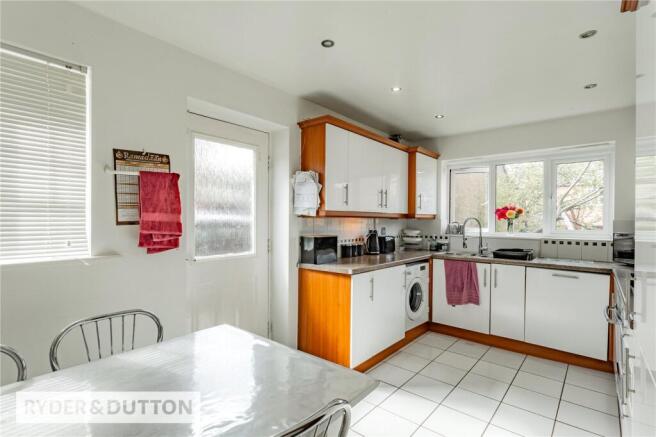 5 bed Detached for sale Image 6